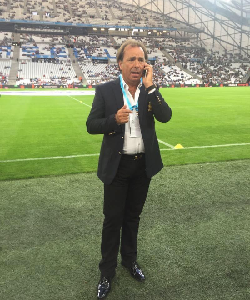 Paulo Tavares au bord du terrain du stade Vélodrome, accréditation autour du cou